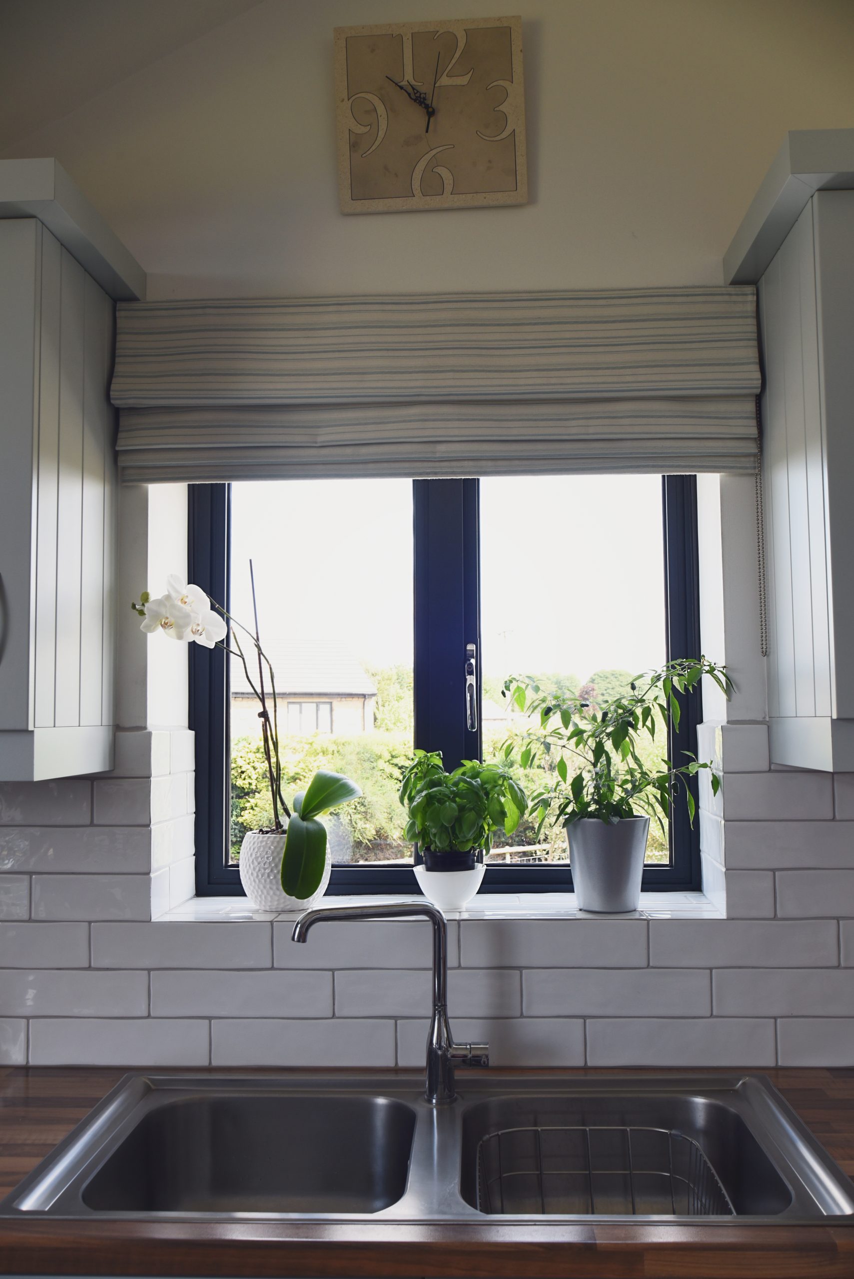 Wendy’s kitchen diner features a bespoke window from Quickslide with slimline aluminium frames to maximize light