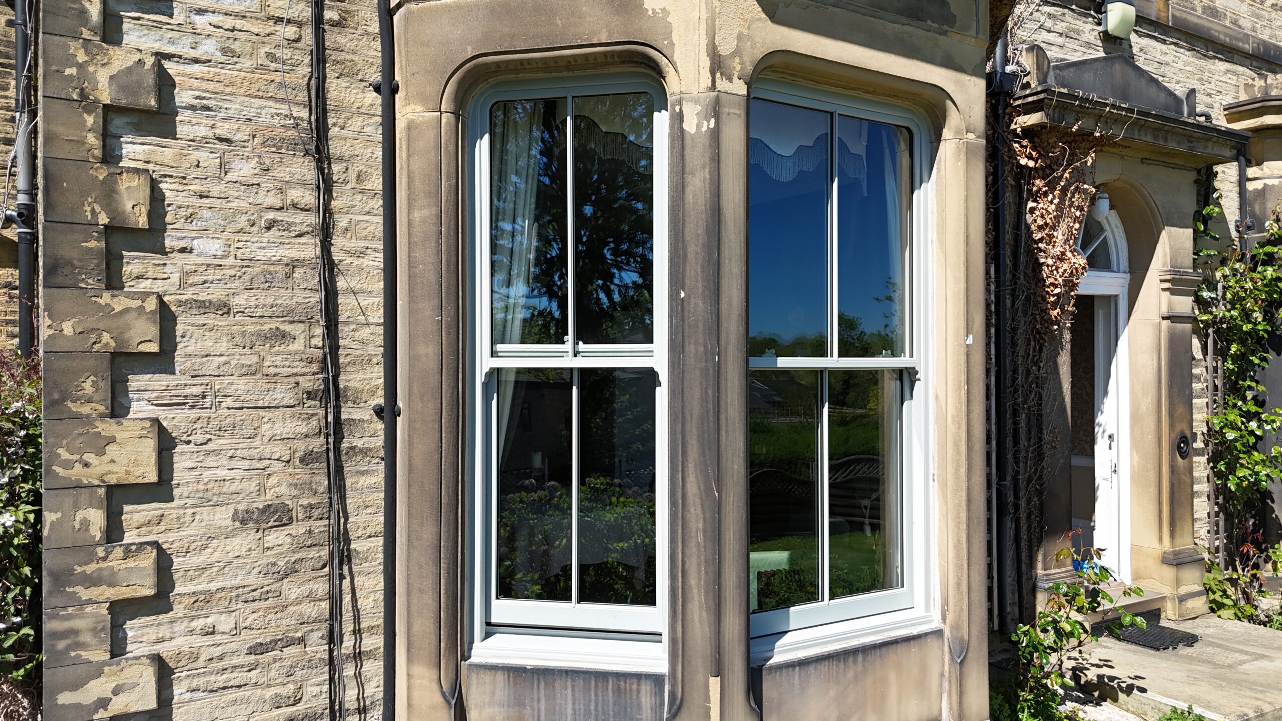 Bay sash window with run-through sash horns and mechanical joints